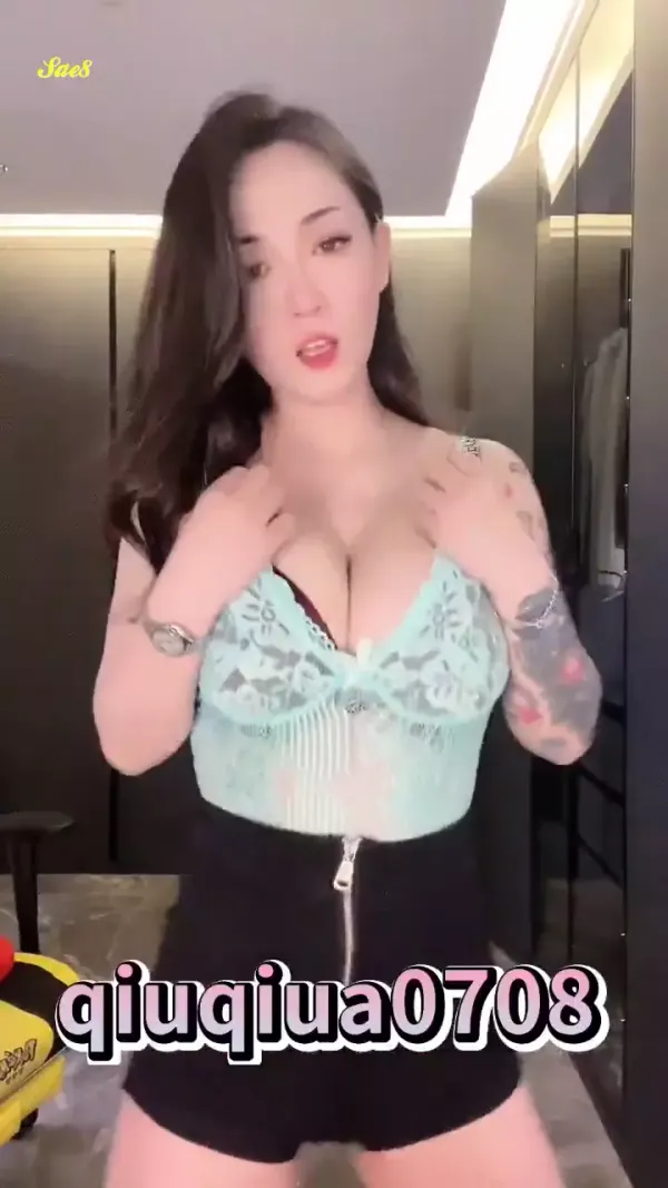 快手极品魔鬼身材小少妇一个小球球抖奶舞12